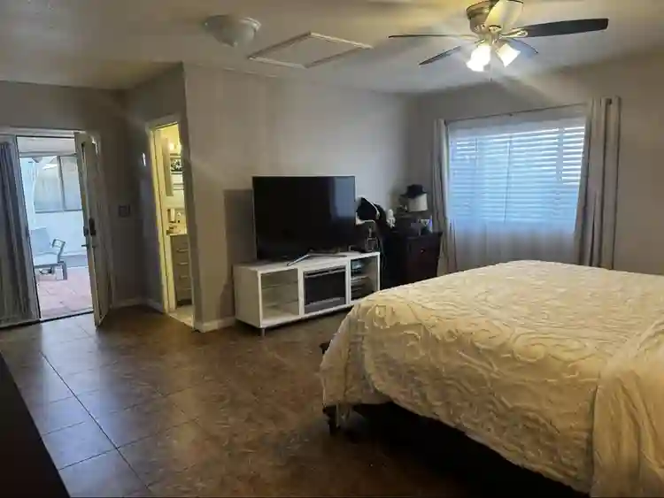 Private room/private entrance