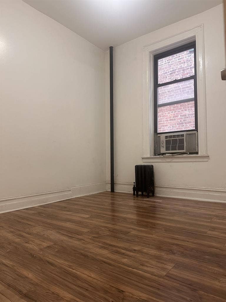 Room w/ Semi-Private Entrance