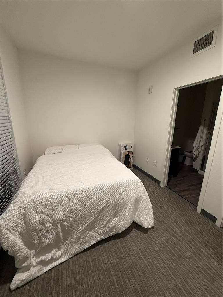 2 rooms available in january