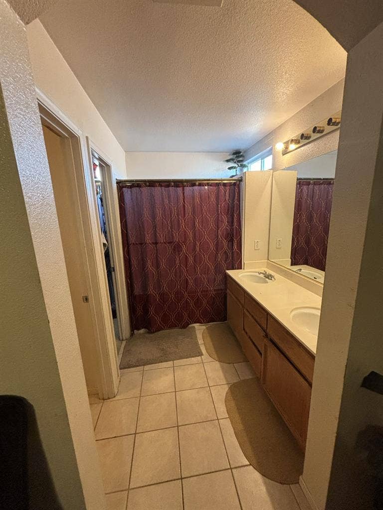 Master bedroom w/ private bathroomm