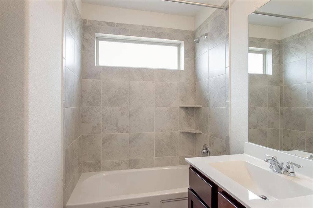 need two roommates asap :) Dec