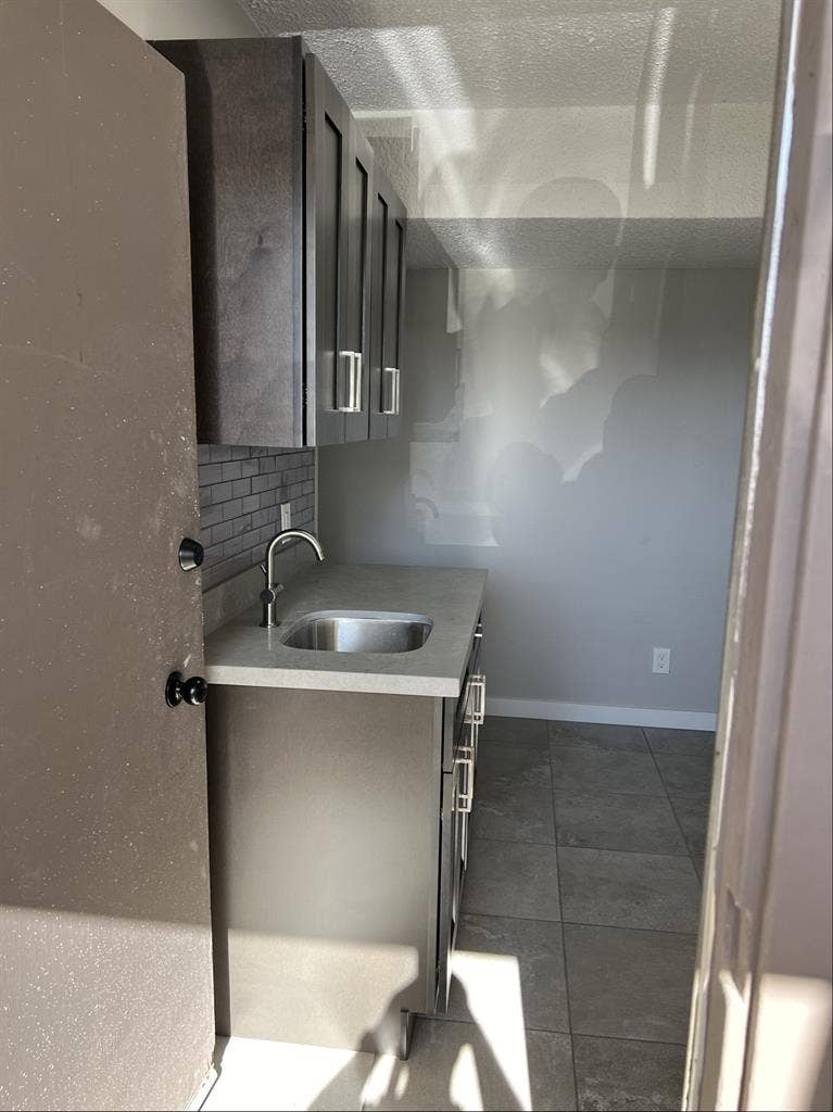 Room with private entrance & br