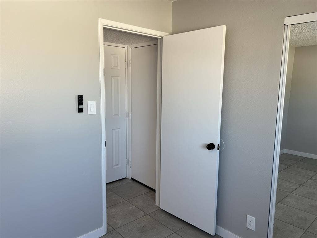 Room with private entrance & br