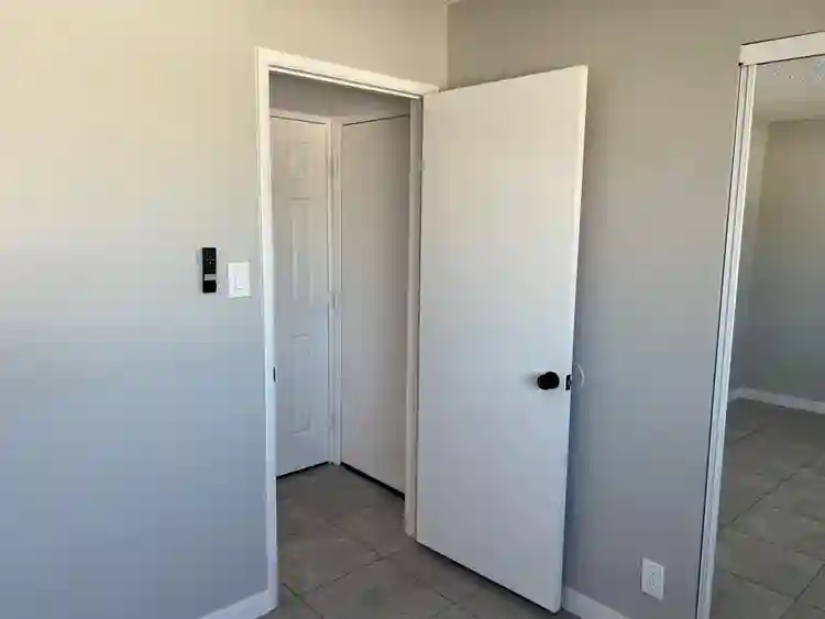 Room with private entrance & br