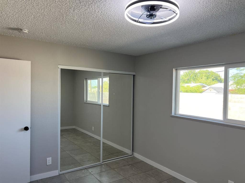 Room with private entrance & br