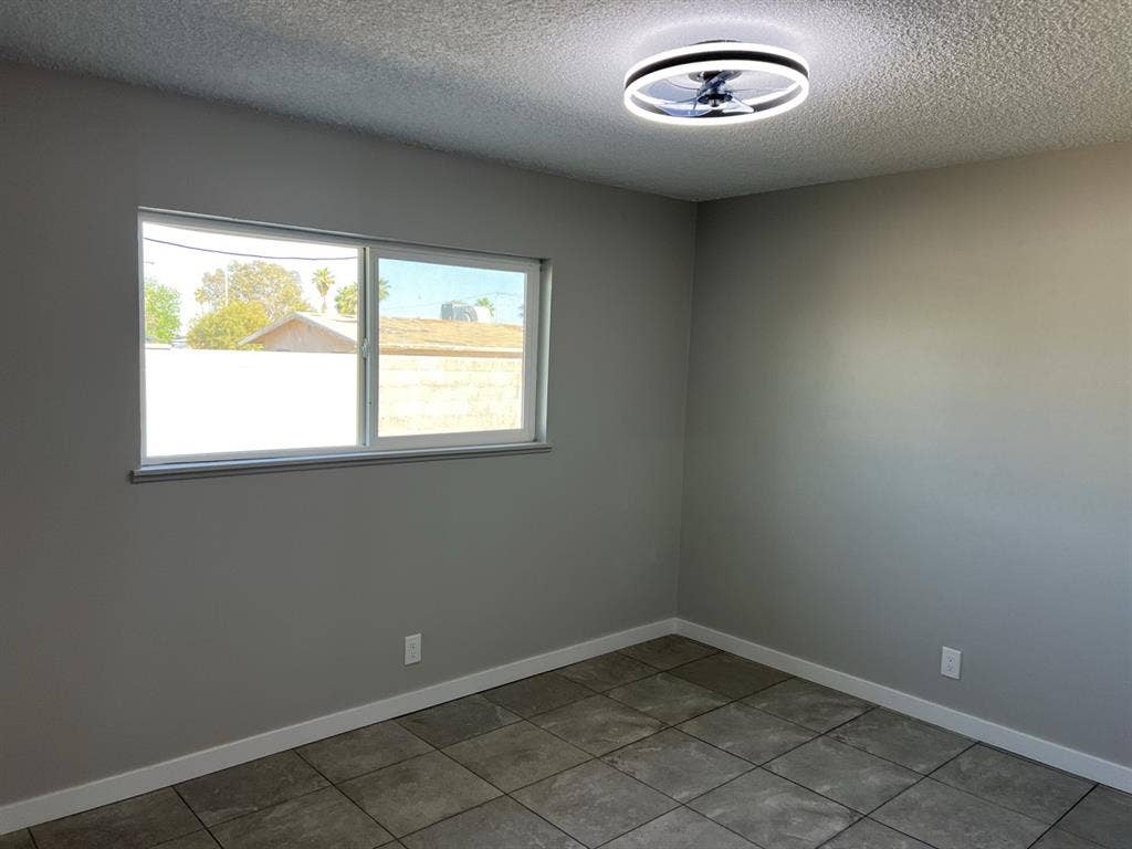 Room with private entrance & br