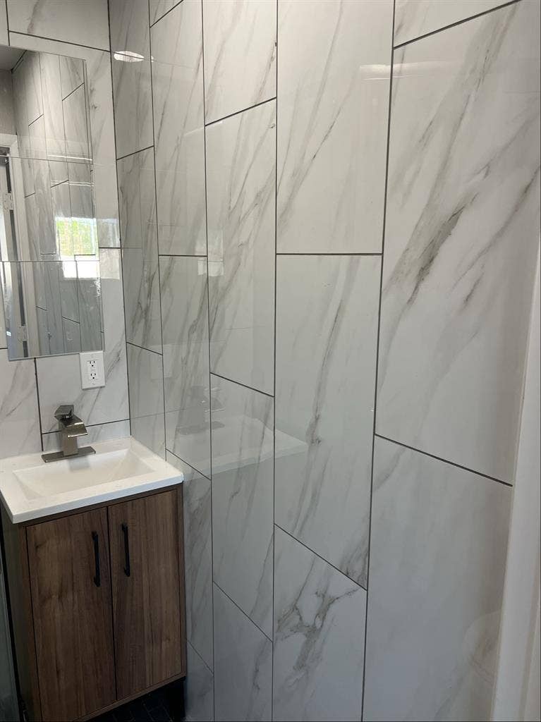 Room with private entrance & br