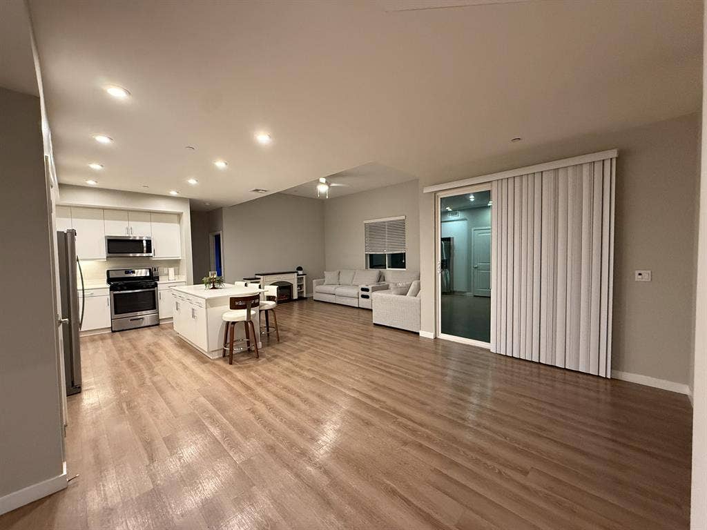 Private Room & Bath – Prime Carson!