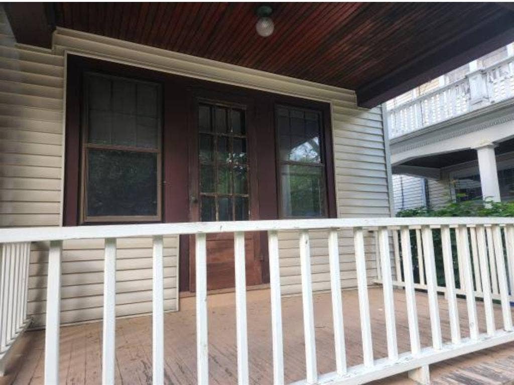 Looking for roommate $