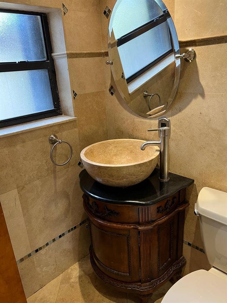 Sunny room in quiet neighborhood