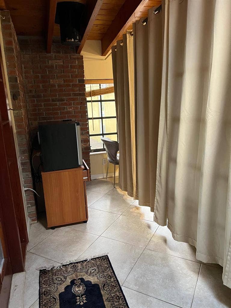 Sunny room in quiet neighborhood