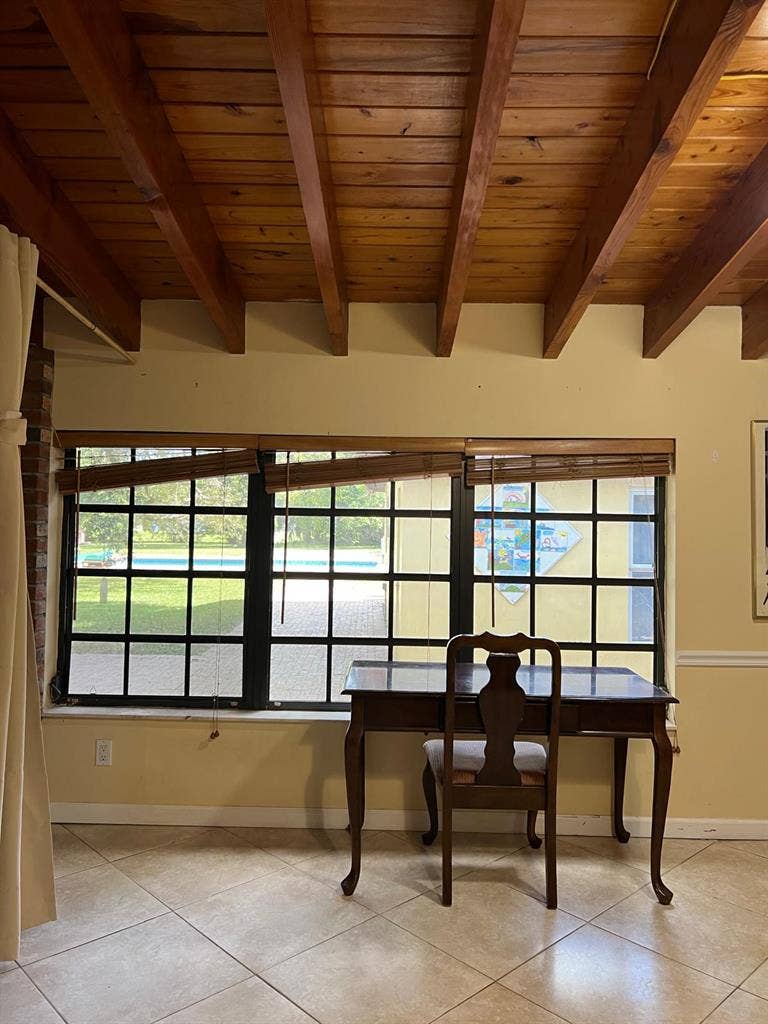 Sunny room in quiet neighborhood