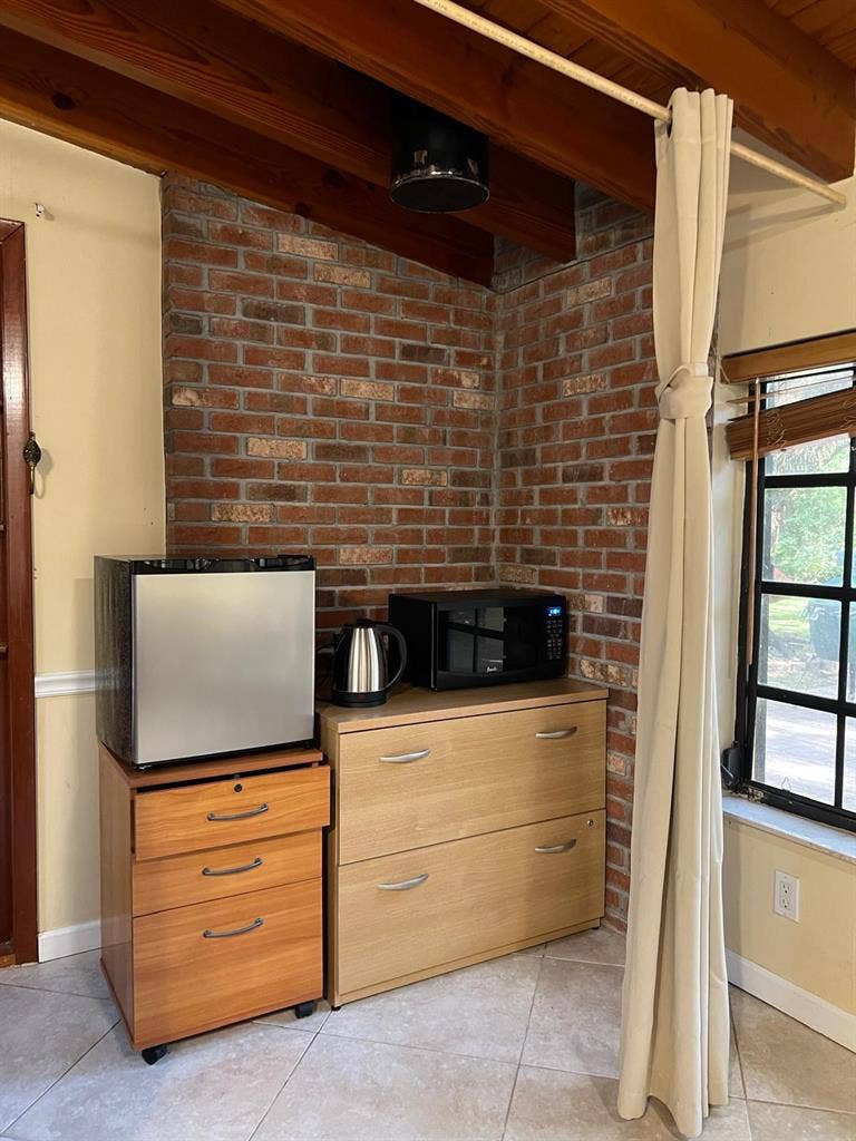 Sunny room in quiet neighborhood