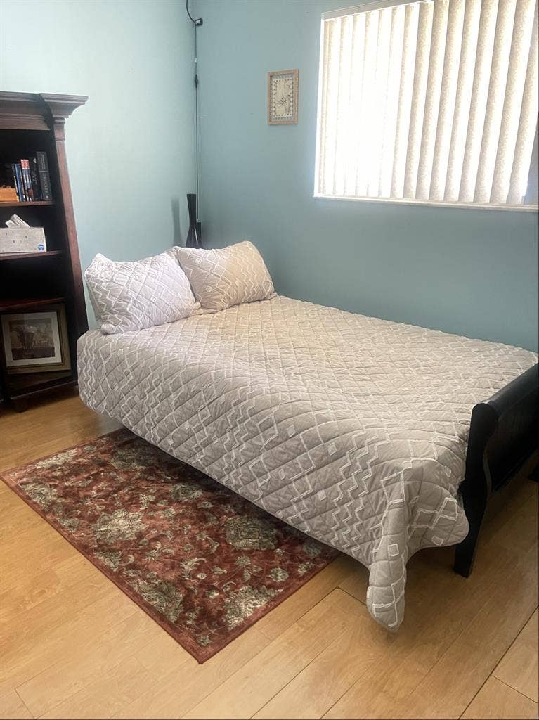 Looking for roommate Jan.