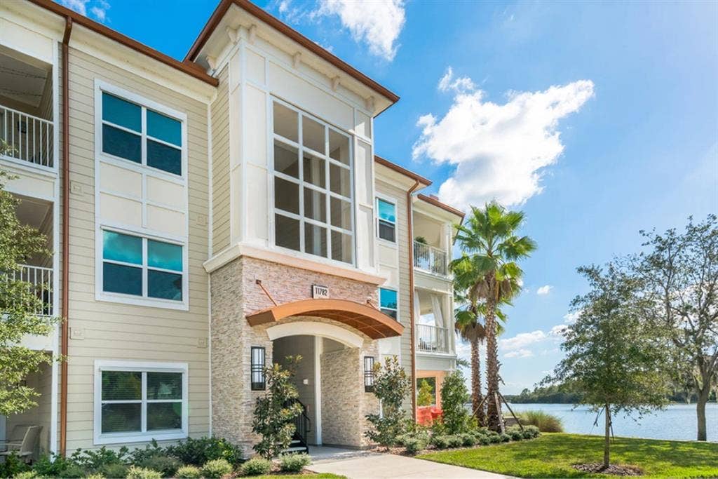 Married couple () - roommate