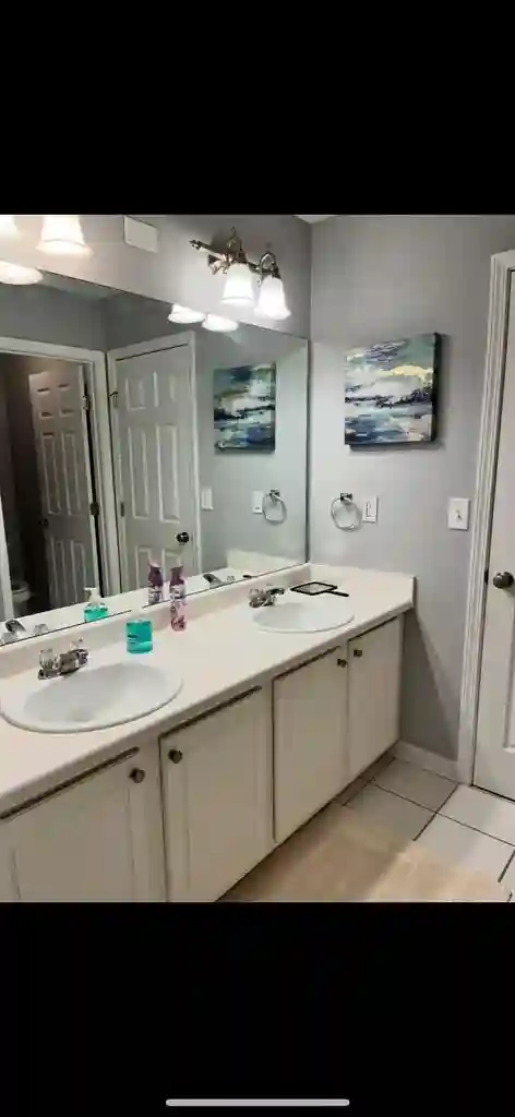 1 bedroom with private bathroom