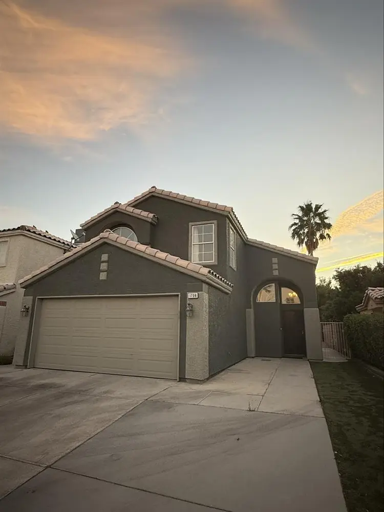 Nice room in 3 bedroom house