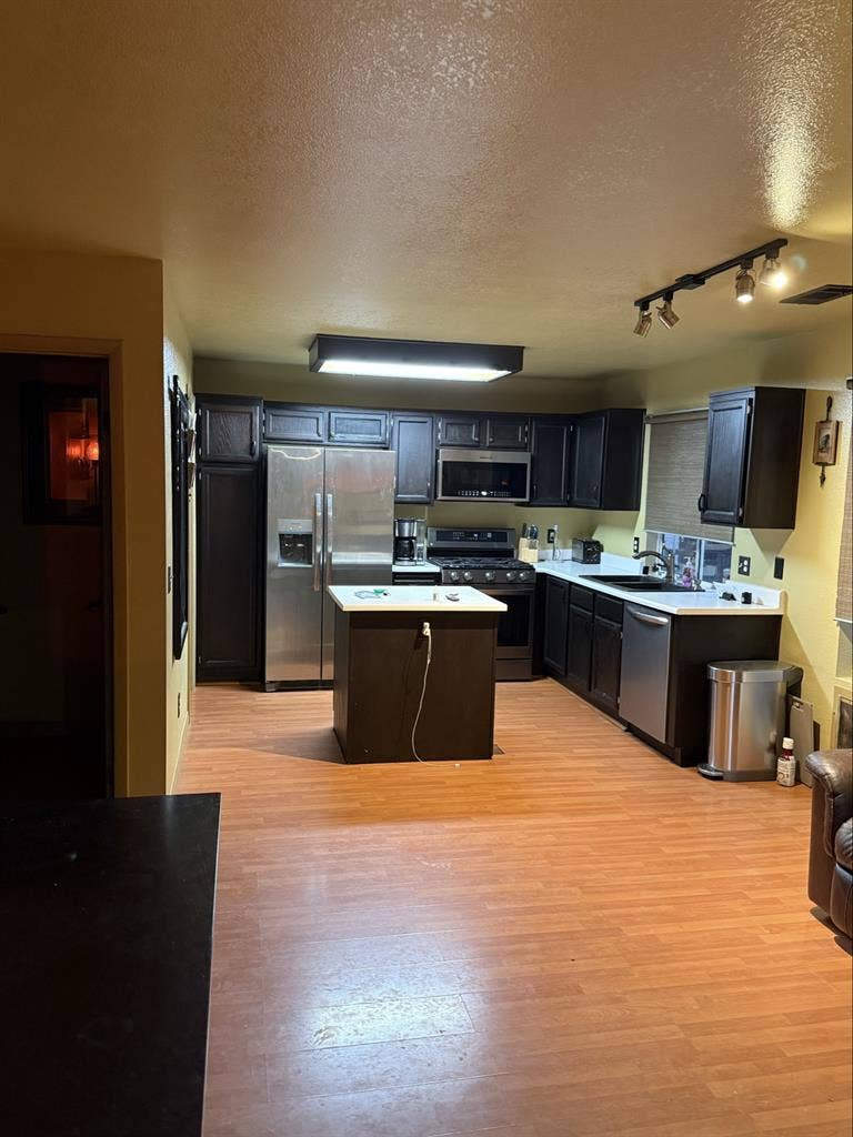 Nice room in 3 bedroom house