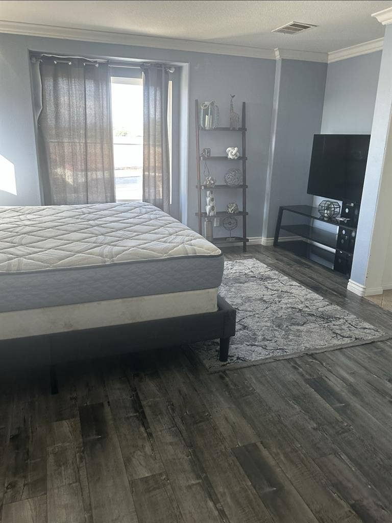 Master bedroom for rent