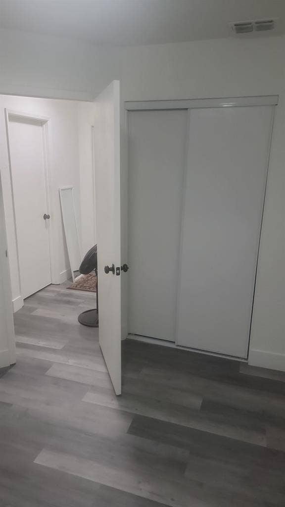 Small Bedroom w/ shared bathroom