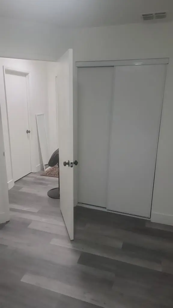 Small Bedroom w/ shared bathroom