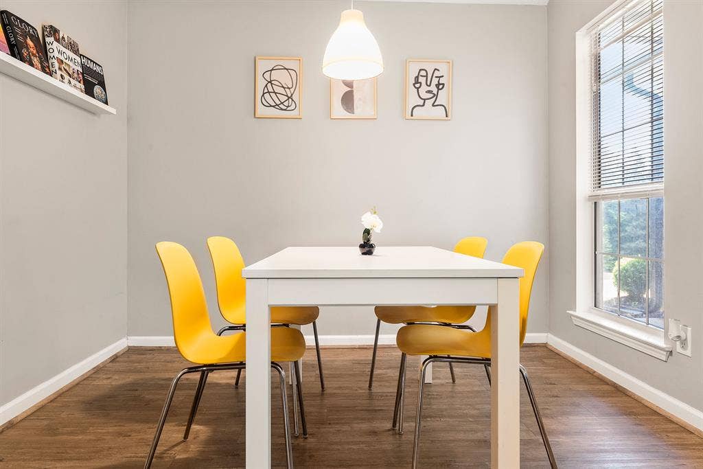 Central to Airport and Downtown