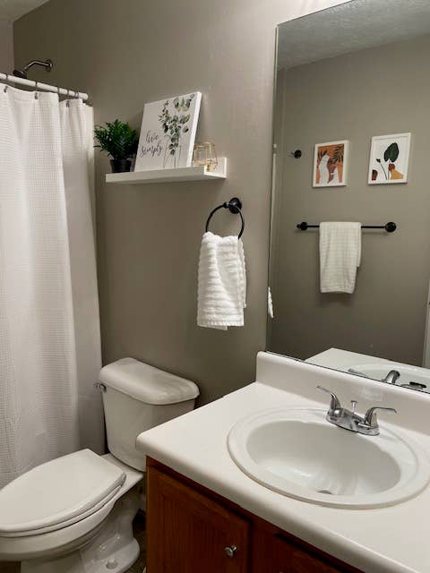 Central to Airport and Downtown