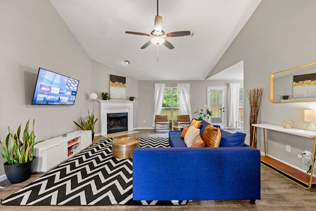 Central to Airport and Downtown