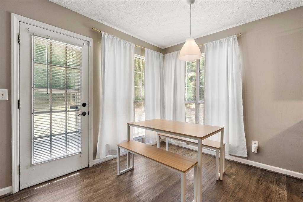 Central to Airport and Downtown