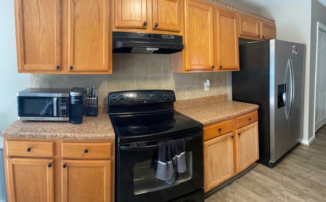 Central to Airport and Downtown