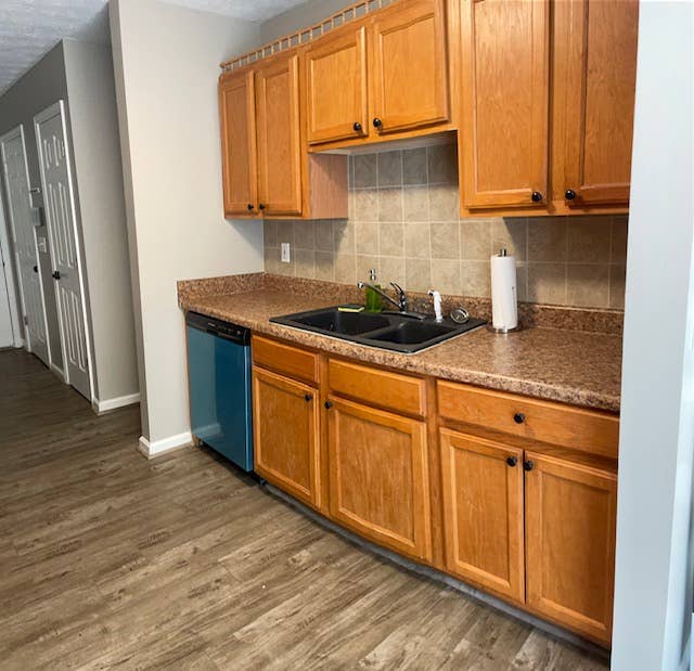 Central to Airport and Downtown