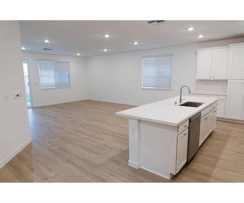 Room w/ Own Bath, utilities incl