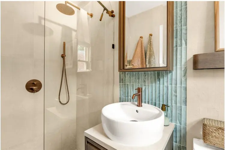 Beautiful room + bathroom in housee