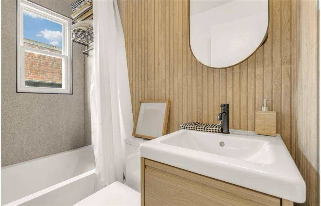 Beautiful room + bathroom in housee