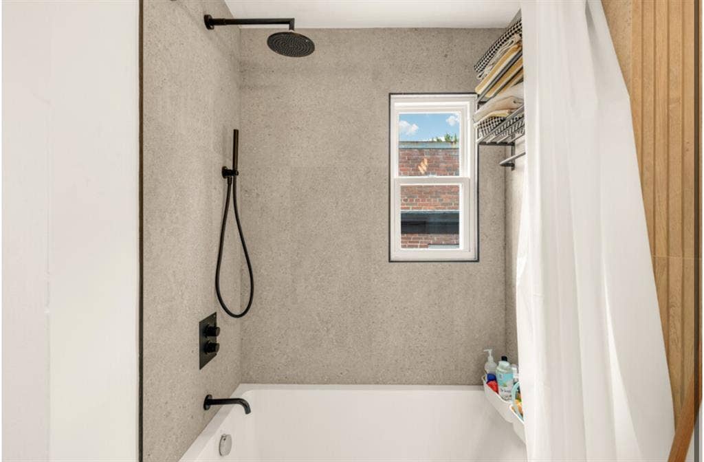 Beautiful room + bathroom in housee