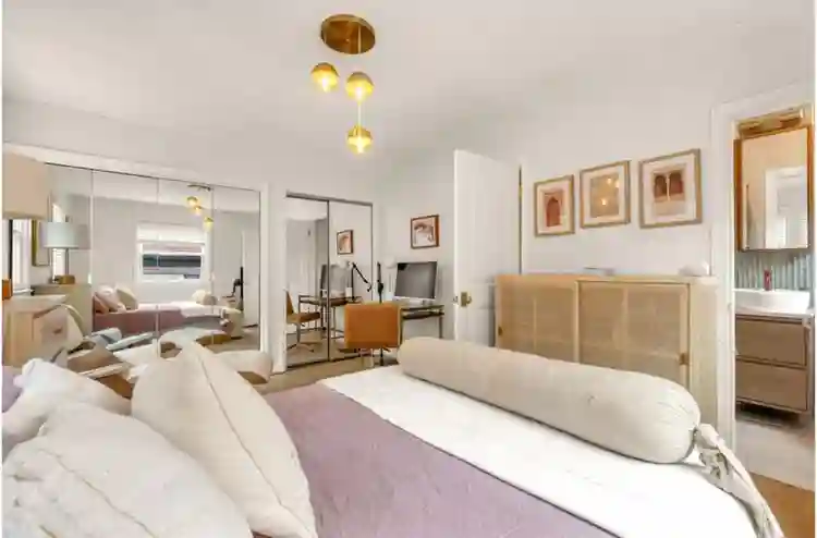 Beautiful room + bathroom in housee