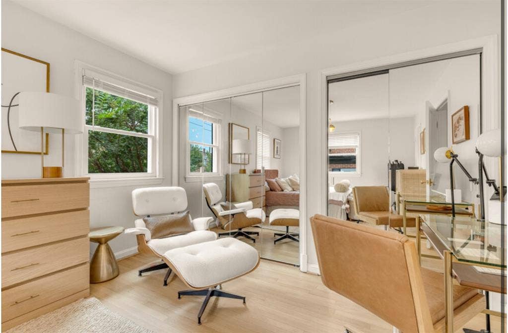 Beautiful room + bathroom in housee