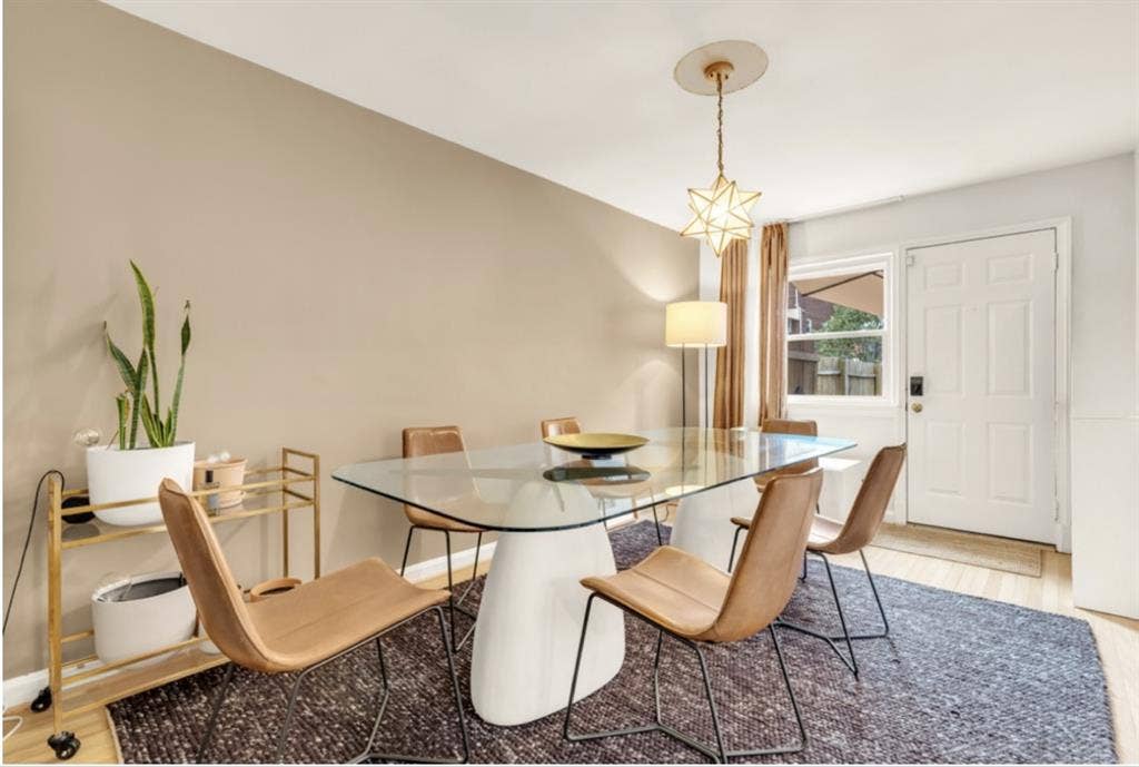 Beautiful room + bathroom in housee