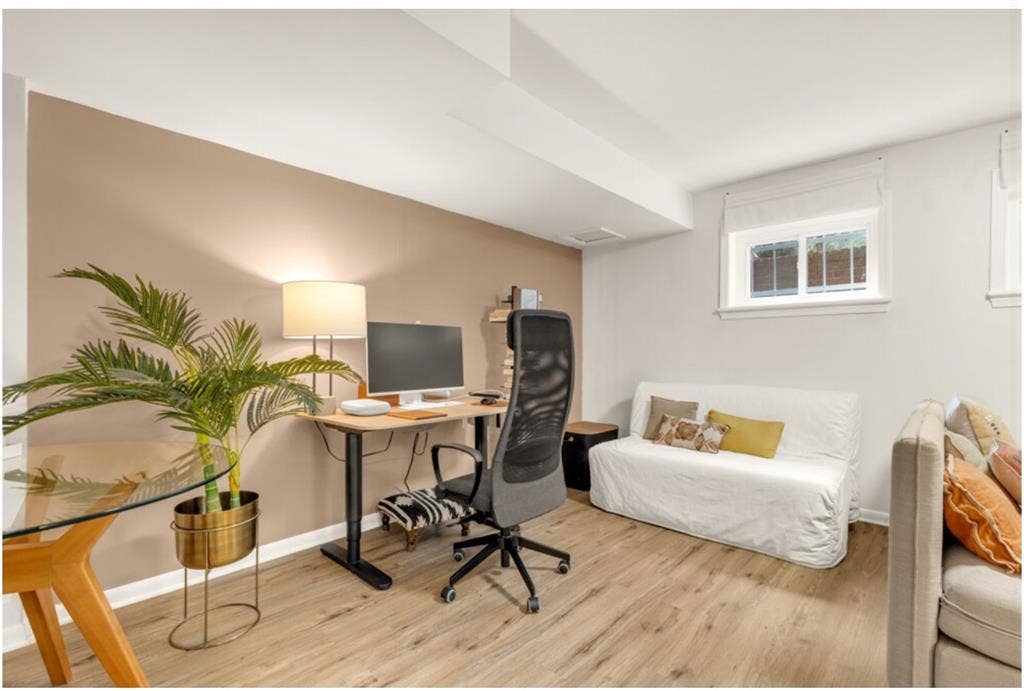 Beautiful room + bathroom in housee