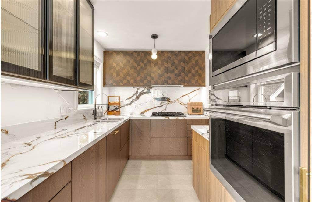 Beautiful room + bathroom in housee