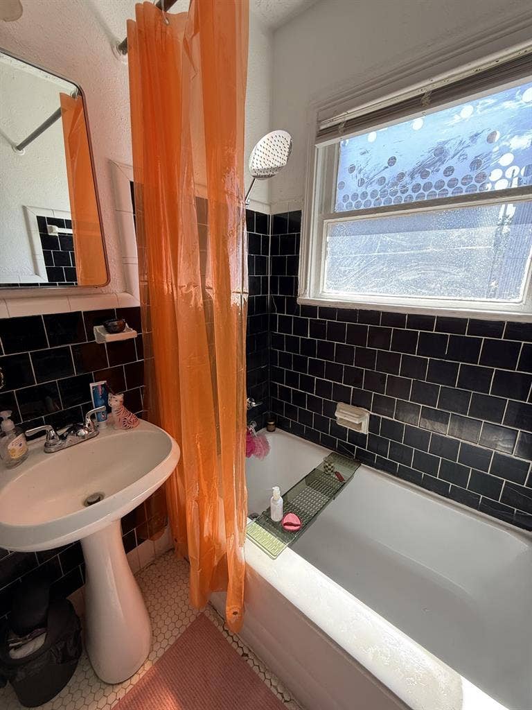 Room for rent in Montrose.