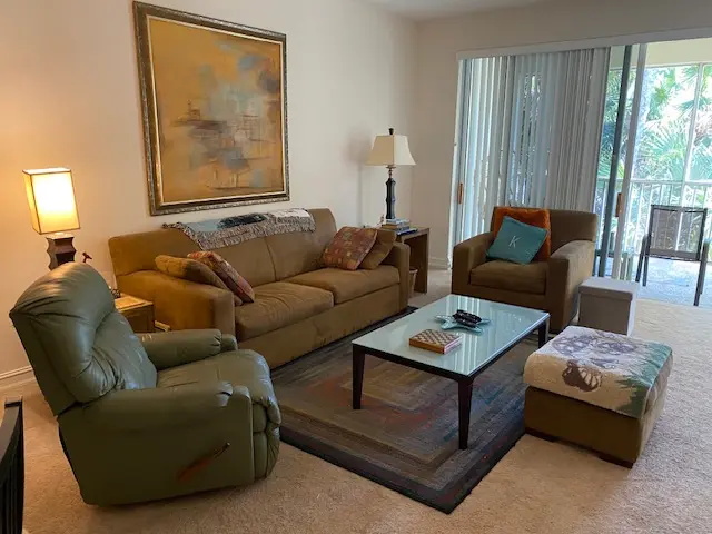 Beautiful Condo: Female roommate