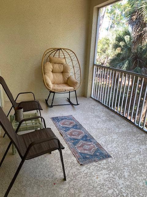 Beautiful Condo: Female roommate