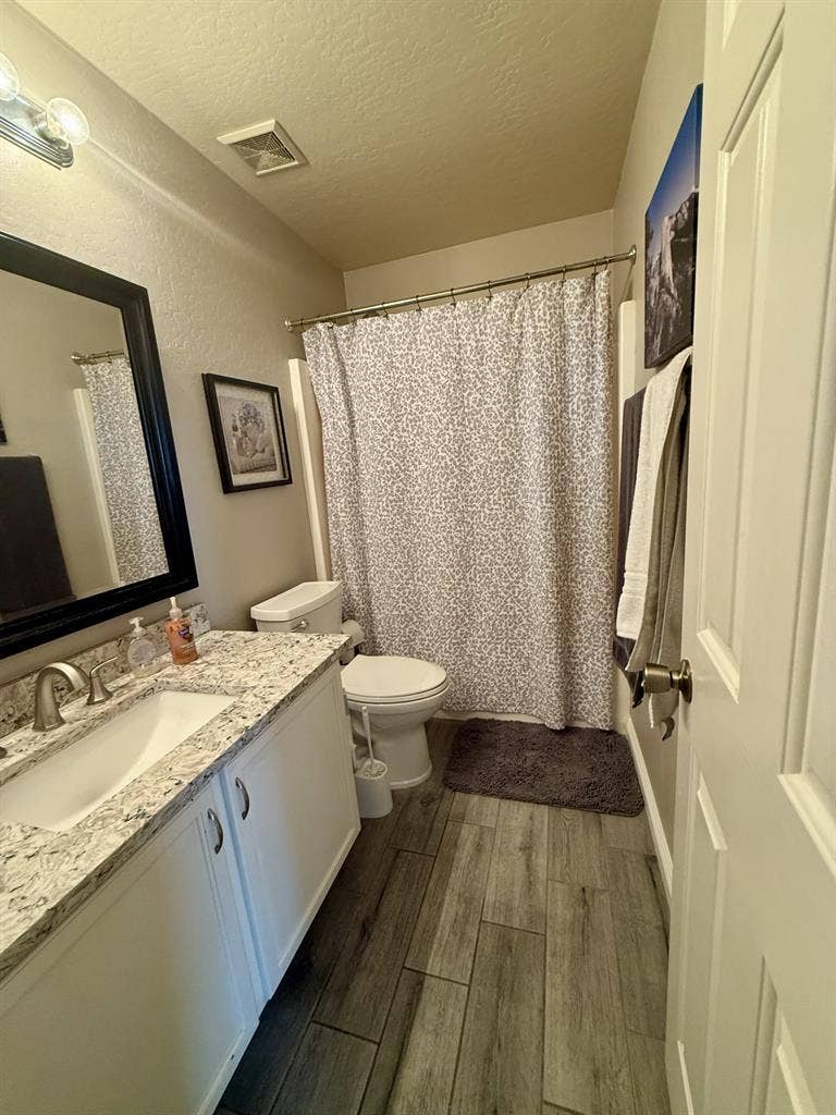 Bedroom to rent available now.