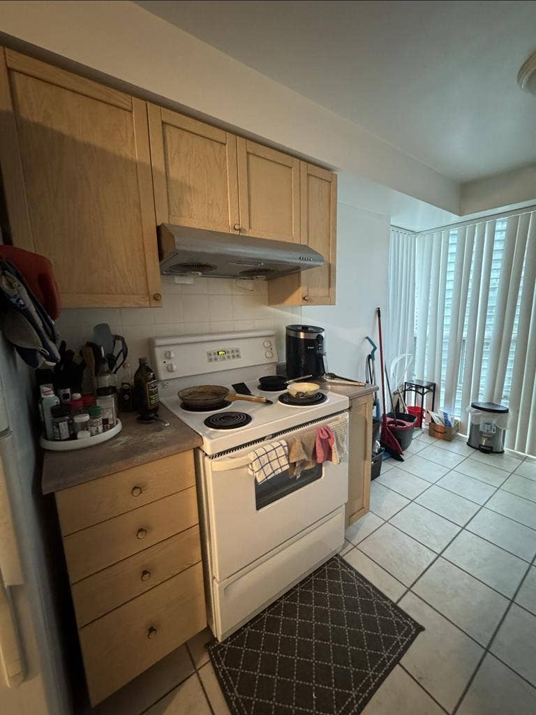 LOOKING FOR FEMALE ROOMMATE