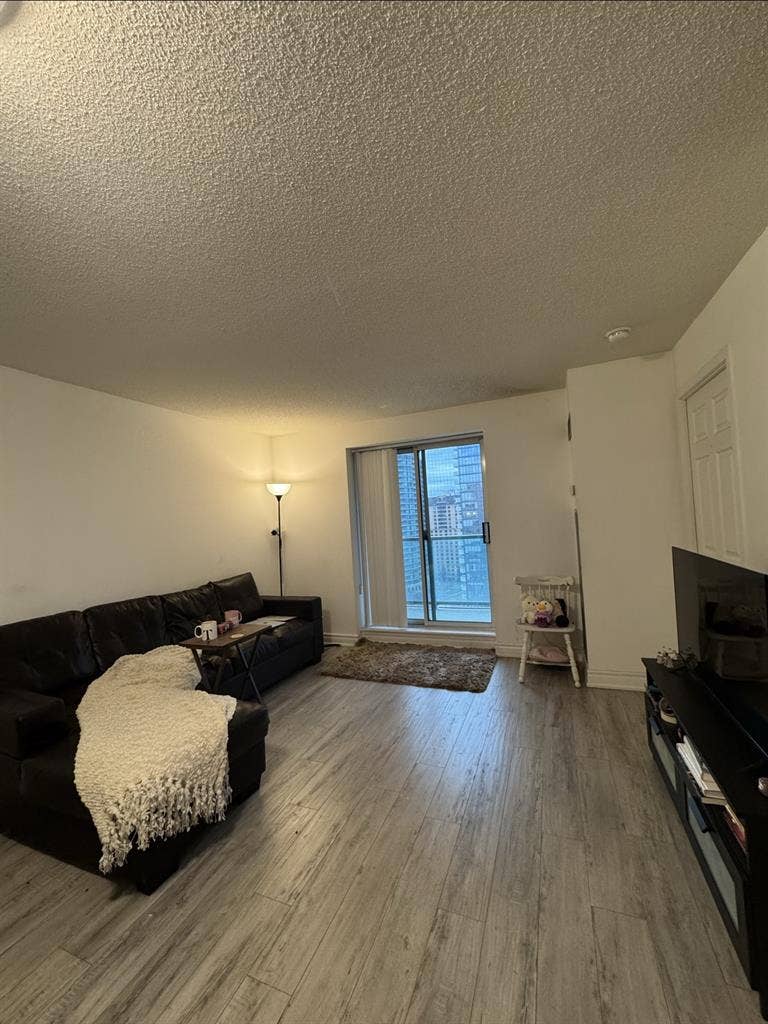 LOOKING FOR FEMALE ROOMMATE