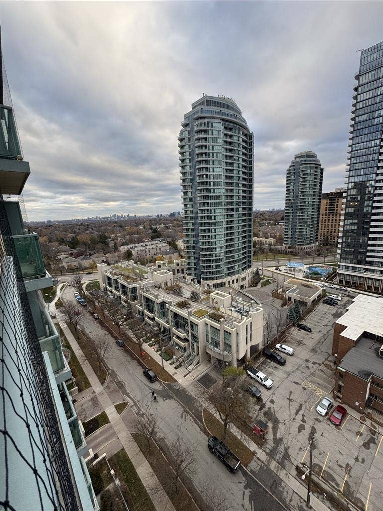 LOOKING FOR FEMALE ROOMMATE