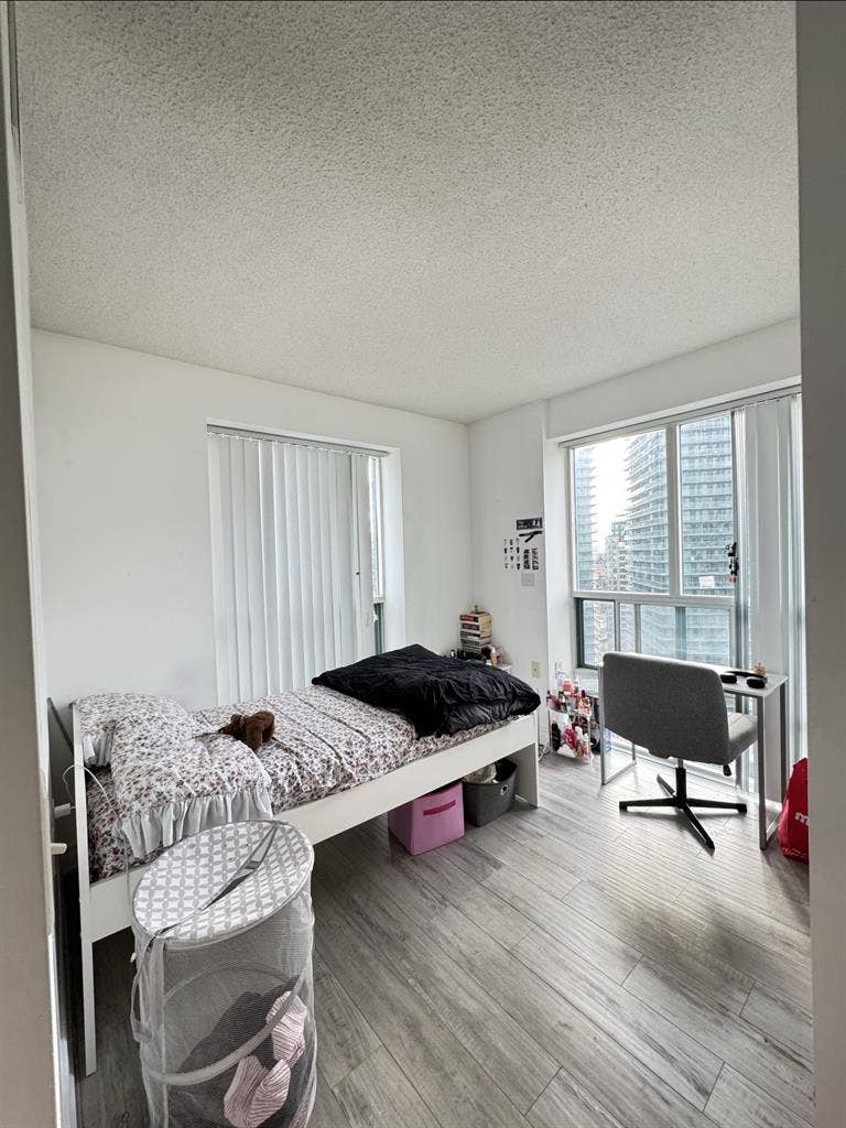 LOOKING FOR FEMALE ROOMMATE