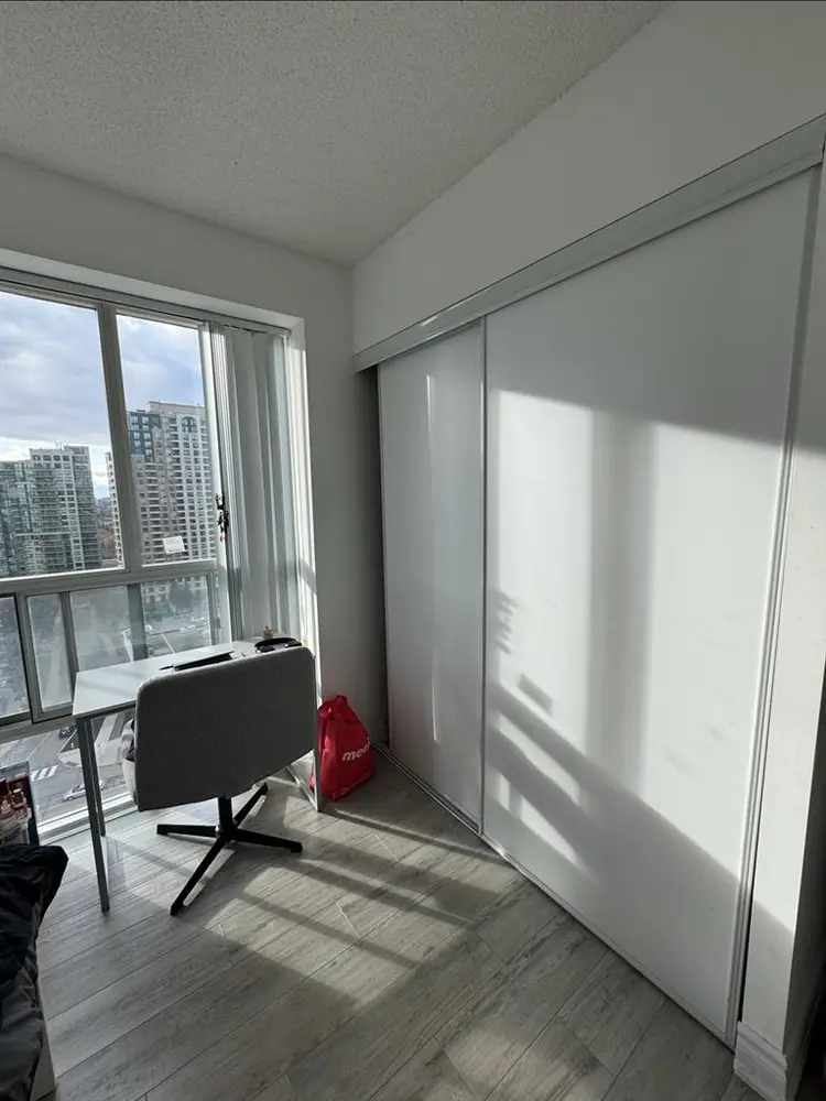 LOOKING FOR FEMALE ROOMMATE