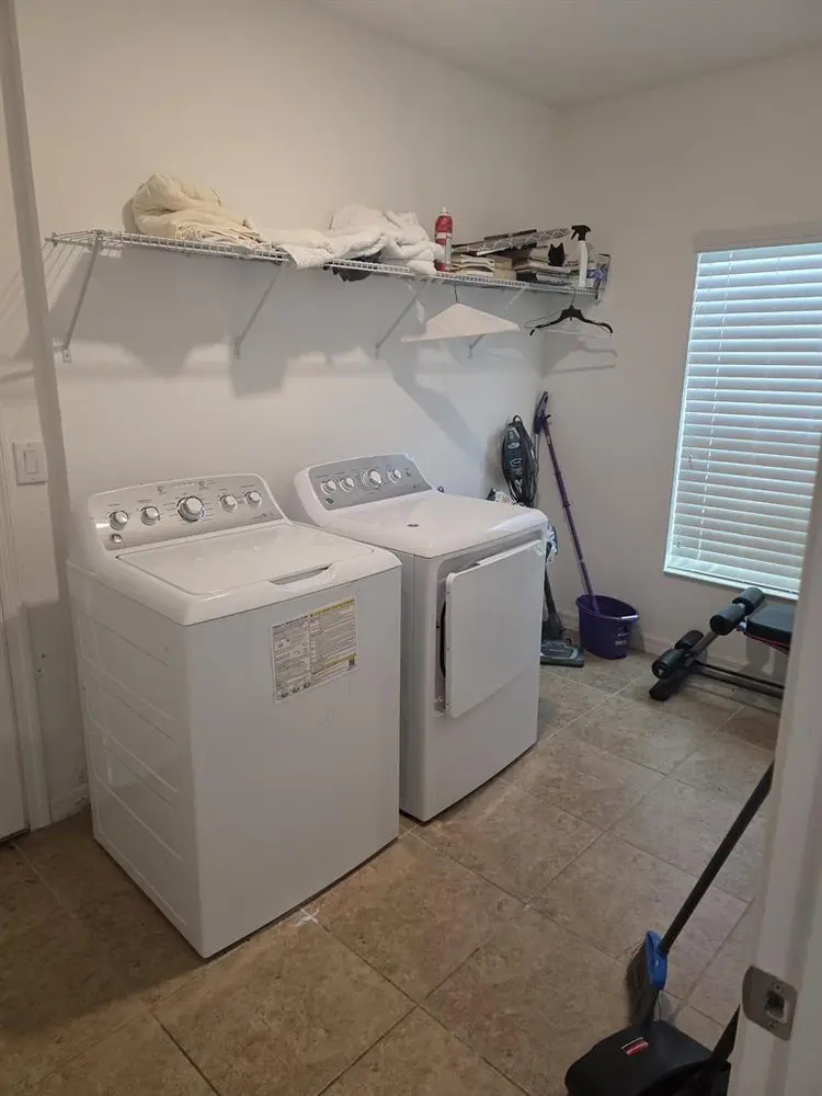 3 ROOMS FOR RENT SHARED HOUSE.